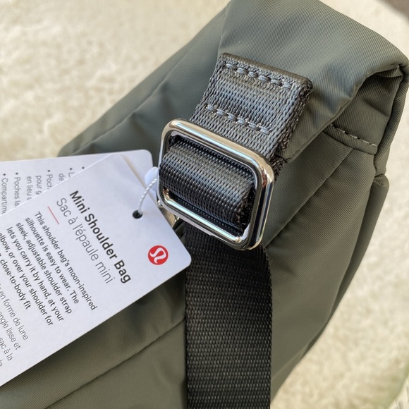 ❤️ Lululemon Mini Shoulder Bag 4L Grey Sage NWT - Picture 16 of 16